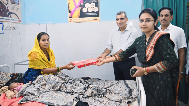 कलेक्टर ने किया सामुदायिक स्वास्थ्य केंद्र का निरीक्षण, महिला मरीज को प्रदान किया बेबी किट