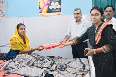 कलेक्टर ने किया सामुदायिक स्वास्थ्य केंद्र का निरीक्षण, महिला मरीज को प्रदान किया बेबी किट