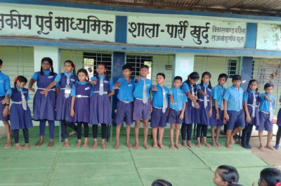 मतदान अधिकारियों की भूमिका में पार्रीखुर्द के बच्चेः सम्पन्न करवाया छात्र संघ चुनाव