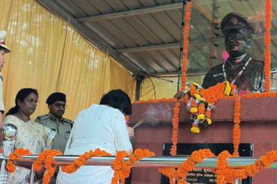 महापौर हेमा देशमुख ने मदनवाड़ा में हुये शहीदों को दी श्रद्धांजलि