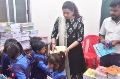 बच्चों की शिक्षा की राह आसान करने दी पाठ्य सामग्री  जीई फाउंडेशन का शिक्षा अभियान का तीसरा चरण मरोदा में
