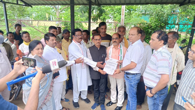 खुज्जी विधायक भोलाराम साहू किसानो के साथ पहुँचे बिजली ऑफिस सौपा ज्ञापन