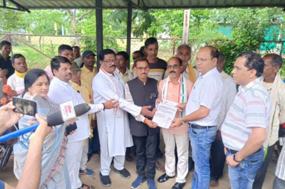 खुज्जी विधायक भोलाराम साहू किसानो के साथ पहुँचे बिजली ऑफिस सौपा ज्ञापन