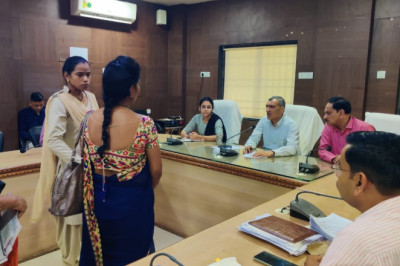जनदर्शन में कलेक्टर शर्मा ने सुनी लोगों की समस्याएं जनदर्शन में विभिन्न शिकायत एवं समस्याओं से संबंधित 30 आवेदन प्राप्त हुए
