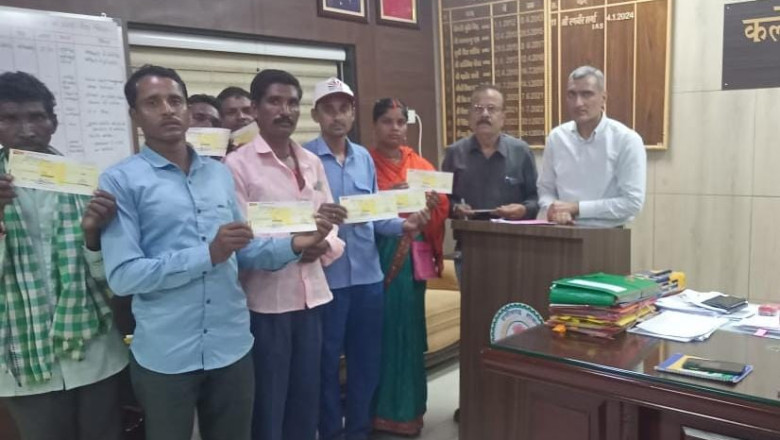 कलेक्टर ने छात्र सुरक्षा बीमा योजना के तहत छात्र छात्राओं के परिजन को बीमा राशि का चेक प्रदान किया