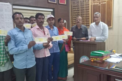 कलेक्टर ने छात्र सुरक्षा बीमा योजना के तहत छात्र छात्राओं के परिजन को बीमा राशि का चेक प्रदान किया