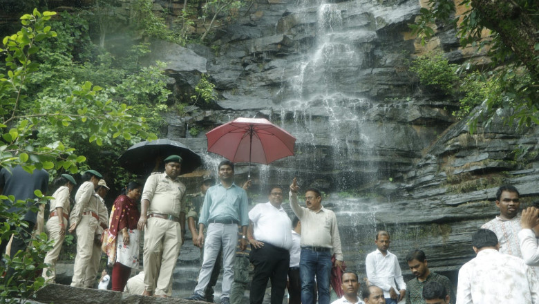 रिमझिम बारिश में कलेक्टर एसपी ने चिंगरापगार जलप्रपात स्थल का किया औचक निरीक्षण