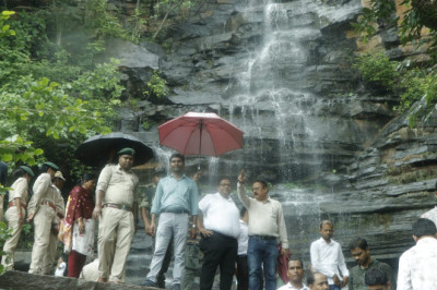 रिमझिम बारिश में कलेक्टर एसपी ने चिंगरापगार जलप्रपात स्थल का किया औचक निरीक्षण