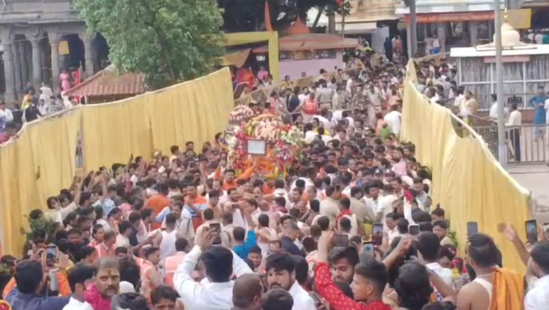 सावन में पहली बार भगवान महाकाल की सवारी : चांदी की पालकी में दर्शन देने निकले बाबा...