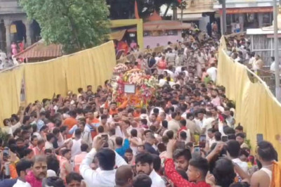 सावन में पहली बार भगवान महाकाल की सवारी : चांदी की पालकी में दर्शन देने निकले बाबा...