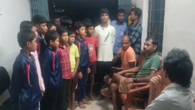 15 छात्रों को डंडे से पीटा  सीनियरों ने घर आकर बच्चों ने बताई आप बीती...