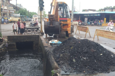 महापौर एंव आयुक्त शहर का भ्रमण कर पानी भरान क्षेत्रों का लिया जायजा
