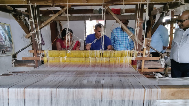 बारिश के बीच बुनकरों के साथ:  कलेक्टर ने हाथकरघा चलाया और कपड़ा बुना बढ़ाया उत्साह’