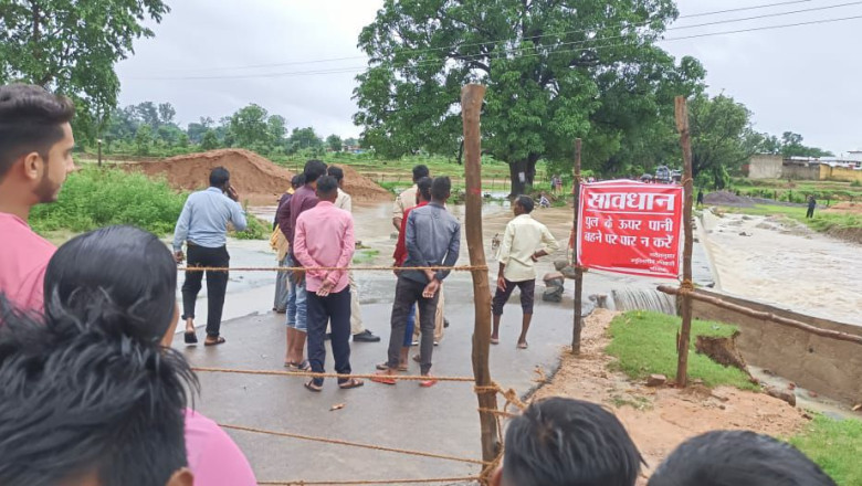 कलेक्टर अग्रवाल के निर्देशानुसार अधिक जलभराव वाले पुल-पुलियों में लगाया जा रहा सावधानी बोर्ड