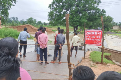 कलेक्टर अग्रवाल के निर्देशानुसार अधिक जलभराव वाले पुल-पुलियों में लगाया जा रहा सावधानी बोर्ड