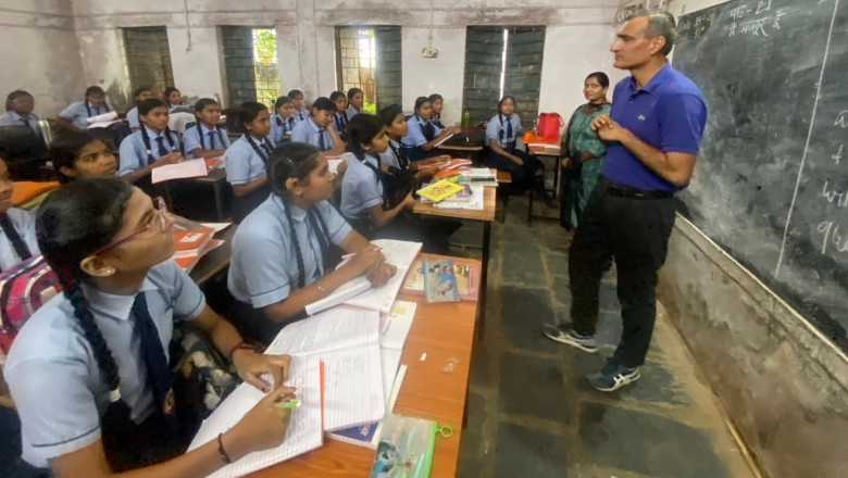 कलेक्टर ने लिया स्कूल, कॉलेज, स्वास्थ्य केन्द्र आदि की व्यवस्थाओं का जायजा