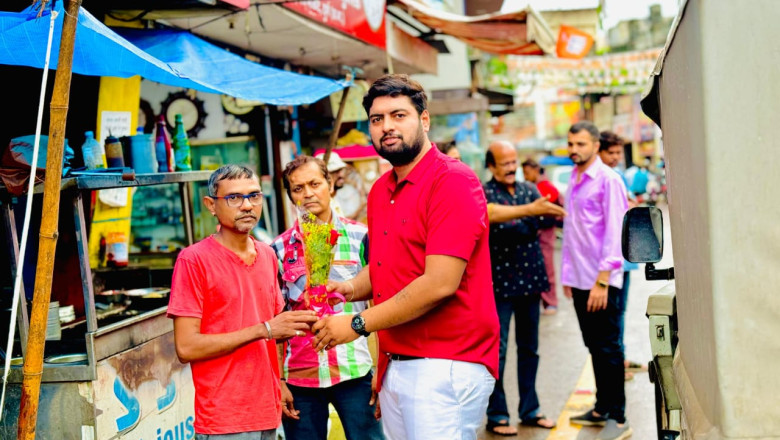 निगम राजस्व की टीम ने गुलाब का फूल देकर इंदिरा मार्केट के व्यापारियों को अस्थाई अतिक्रमण हटाने का किया आग्रह: