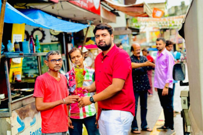 निगम राजस्व की टीम ने गुलाब का फूल देकर इंदिरा मार्केट के व्यापारियों को अस्थाई अतिक्रमण हटाने का किया आग्रह: