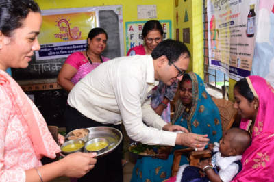 छोटे बच्चों को पर्याप्त मात्रा में प्रोटीन, ऊर्जा, विटामिन युक्त पौष्टिक भोजन दें कलेक्टर
