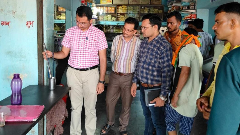 बरसात के सीजन को ध्यान में रखते खाद्य एवं औषधि प्रशासन द्वारा खाद्य केंद्रों में जाकर किया जा रहा खाद्य परीक्षण