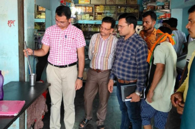 बरसात के सीजन को ध्यान में रखते खाद्य एवं औषधि प्रशासन द्वारा खाद्य केंद्रों में जाकर किया जा रहा खाद्य परीक्षण