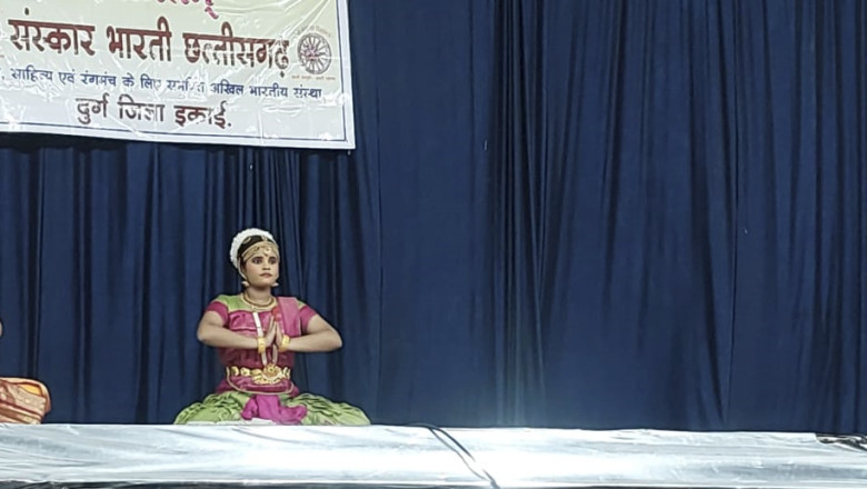 गुरुओं के पैर धोकर किया पूजन और लिया आशीर्वाद  संस्कार भारती दुर्ग जिला इकाई का नटराज पूजन  तथा गुरु पूर्णिमा उत्सव आयोजित