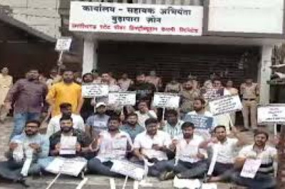 कांग्रेस का बिजली बिल जलाओ आंदोलन : बिजली के दाम बढ़ाने पर प्रदेशभर में कांग्रेसियों ने किया प्रदर्शन, बिल जलाकर अफसरों को भेंट किया राख