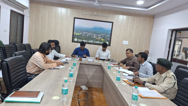 कलेक्टर ने वन विकास विभाग के कार्यों की समीक्षा की