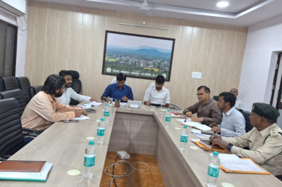 कलेक्टर ने वन विकास विभाग के कार्यों की समीक्षा की