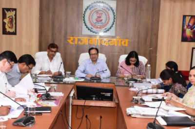राजस्व अधिकारी होते हैं जनसामान्य के ट्रस्टी, कलेक्टर ने ली राजस्व अधिकारियों की बैठक