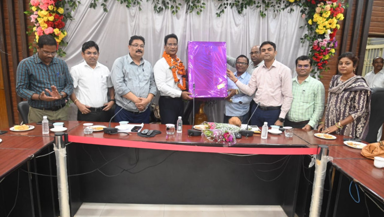42 वर्ष सेवा अवधि पूर्ण कर रियाज भाई हुए सेवानिवृत्त कलेक्टोरेट परिवार द्वारा दी गई भावभिनी बिदाई