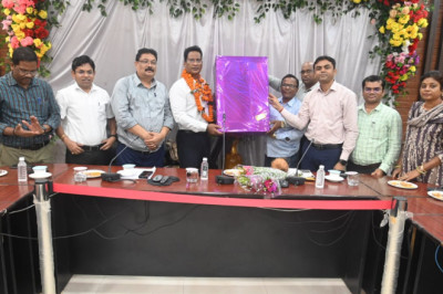 42 वर्ष सेवा अवधि पूर्ण कर रियाज भाई हुए सेवानिवृत्त कलेक्टोरेट परिवार द्वारा दी गई भावभिनी बिदाई