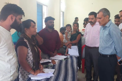 कलेक्टर पहुँचे जनसमस्या निवारण पखवाड़ा शिविर...