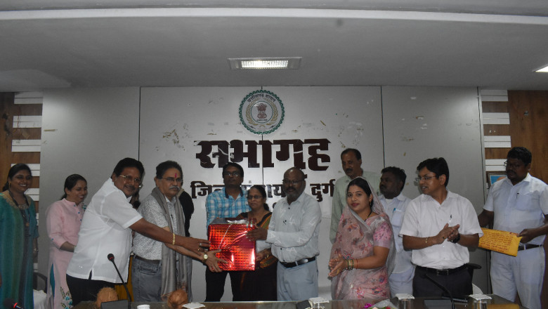 जिला पंचायत में सेवानिवृत्त दो कर्मचारी को दी बिदाई...