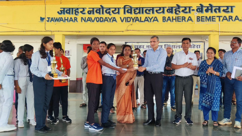पीएम जवाहर नवोदय विद्यालय बहेरा में कलेक्टर ने ली विद्यालय प्रबंधन समिति की बैठक, खिलाड़ी विद्यार्थियों को उनकी उत्कृष्ट उपलब्धियों के लिए पुरस्कृत किया...