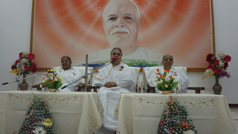 5 अगस्त 2024 भिलाई सेवाकेंद्रों  की निदेशिका ब्रह्माकुमारी आशा दीदी जी ने बीके पुष्पा दीदी एवं विजया दीदी जी का पुष्प गुच्छ से स्वागत अभिनंदन किया।