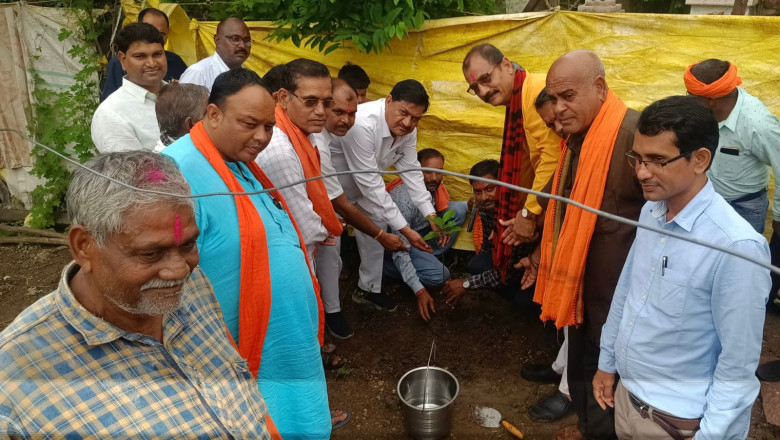हरेली पर्व पर खाद्य मंत्री बघेल ने किया पौधारोपण और हितग्राहियों को किया प्रेरित
