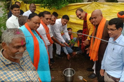 हरेली पर्व पर खाद्य मंत्री बघेल ने किया पौधारोपण और हितग्राहियों को किया प्रेरित
