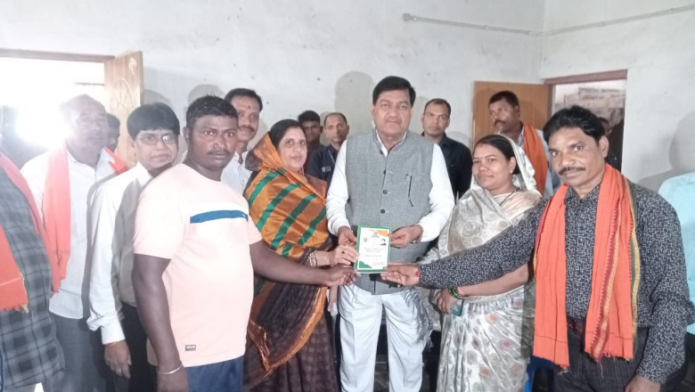 जनसमस्या निवारण पखवाड़ा: खाद्य मंत्री दयालदास बघेल ने नवागढ़ में किया राशन कार्ड वितरण