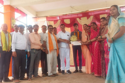 10 वी. में 8वां स्थान प्राप्त करने पर सरपंच एवं उपसरपंच द्वारा खोमेन्द्र कुमार को  प्रतिभा सम्मान किया गया