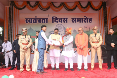 स्वतंत्रता दिवस के अवसर पर 113 अधिकारी/कर्मचारी सम्मानित