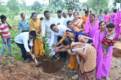 विधायक रोहित साहू ने एक पेड़ माँ के नाम अभियान के तहत रोपे पौधे  पर्यावरण संरक्षण के लिए पौधों की देखभाल अपने बच्चों की तरह करने कि अपील भी की