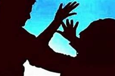 रायपुर में पत्नी से छेड़छाड़ का आरोप : रॉड से प्रहार, पति-पत्नी गिरफ्तार...