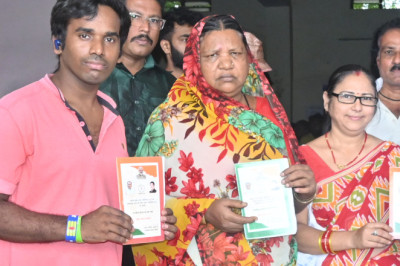 परिवार का कोई भी सदस्य राशन कार्ड प्राप्त कर सकता है, जिसका नाम राशन कार्ड में दर्ज होना चाहिए।