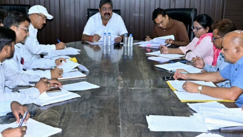 स्वाइन फ्लू के बढ़ते प्रभाव को देखते हुए महापौर नीरज पाल ने अधिकारियों की बैठक ली।