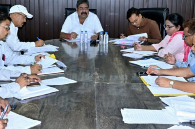 स्वाइन फ्लू के बढ़ते प्रभाव को देखते हुए महापौर नीरज पाल ने अधिकारियों की बैठक ली।