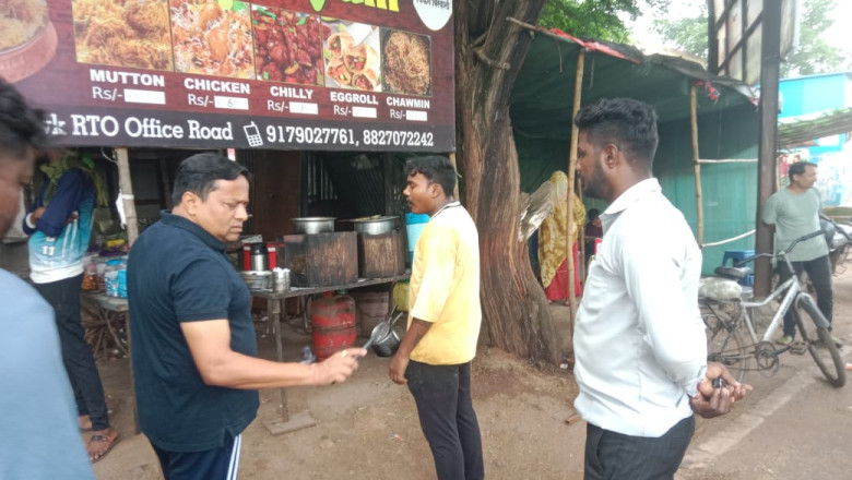 होटल संचालक से निगम आयुक्त ने उठवाया कचरा,लगाई जमकर फटकार, बोले दोबारा सड़क पर मत फेंकना:
