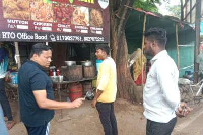 होटल संचालक से निगम आयुक्त ने उठवाया कचरा,लगाई जमकर फटकार, बोले दोबारा सड़क पर मत फेंकना: