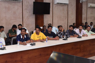 कलेक्टर ने गणेश विसर्जन झांकी के संबंध में गणेशोत्सव समिति के सदस्यों की ली बैठक