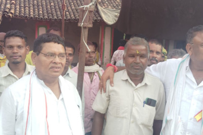 डोंगरगांव विधायक दलेश्वर  साहू,  पूर्व मंत्री धनेश  पाटीला ने आदिवासी नेता लक्ष्मण उईके  के निधन पर घोटिया पहुंच कर श्रद्धांजलि दी ।